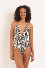 Load image into Gallery viewer, Model Front: Rio De Sol Une Pièce Wild-Black New Vegas
