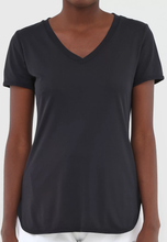 Load image into Gallery viewer, Skin Fit T-Shirt Alongada Gola V Preto
