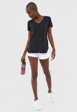 Load image into Gallery viewer, Skin Fit T-Shirt Alongada Gola V Preto
