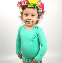 Load image into Gallery viewer, Model Front: Uv Line T-Shirt Camiseta Baby Nina Verde Claro Upf50+
