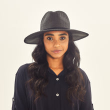 Load image into Gallery viewer, Model Front: Uv Line Chapeau Souple/Capeline Saint Germain Preto Upf50+
