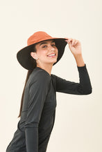 Load image into Gallery viewer, Image 02: Uv Line Chapeau Souple/Capeline San Diego Preto Caramelo Upf50+
