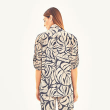 Load image into Gallery viewer, Model Back: Uv Line Haut De Plage Shirt Copa Costela Off White Upf50+
