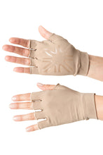 Load image into Gallery viewer, Model Front: Uv Line Gants Short Glove Chocolate Upf50+
