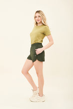 Load image into Gallery viewer, Image 03: Uv Line Fitness Bas Short Race Verde Militar Upf50+
