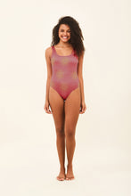 Load image into Gallery viewer, Model Front: Uv Line Une Pièce Swimsuit Shine Malva
