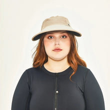 Load image into Gallery viewer, Model Front: Uv Line Casquette Visor Capri Colors Areia Preto
