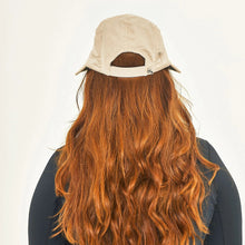 Load image into Gallery viewer, Model Back: Uv Line Casquette Visor Capri Colors Areia Preto
