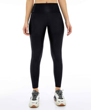 Load image into Gallery viewer, Couro Com Recorte Rebatidos Preto Leggings
